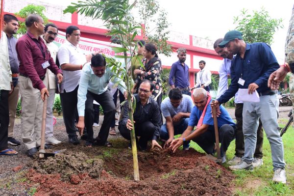 स्कूल में शिक्षा के अलावा मिलता है संस्कार