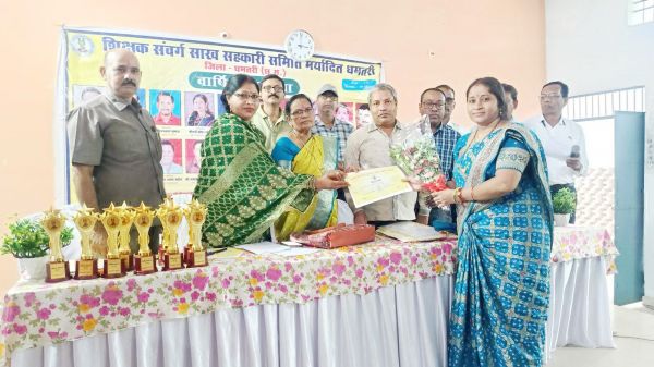 15वें वार्षिक आमसभा में प्रतिभावान छात्र-छात्राओं का सम्मान