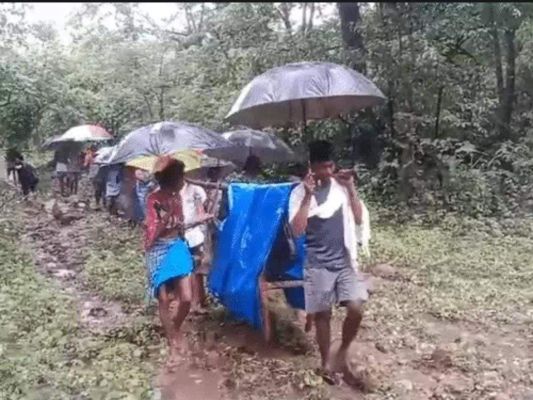 गर्भवती को खाट पर लिटाकर नाला पार