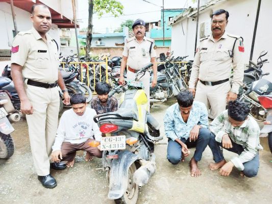 ट्रक से साउंड सिस्टम व नगदी चुराया, 4 गिरफ्तार