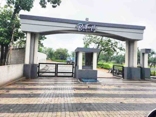फार्म हाउस के नाम से ली जमीन, हजारों पेड़ों को काटकर बनाया  जा रहा आलीशान कार्टेज, पटवारी भी नहीं दे पा रही कोई जवाब