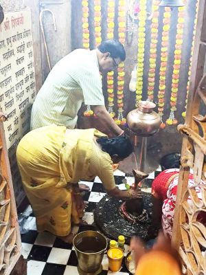 लक्ष्मी ध्रुव ने शिव मंदिर में की पूजा-अर्चना