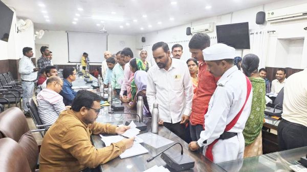 पीएम फसल बीमा में 24 गांवों का नाम नहीं, किसानों ने घेरा कलेक्टोरेट