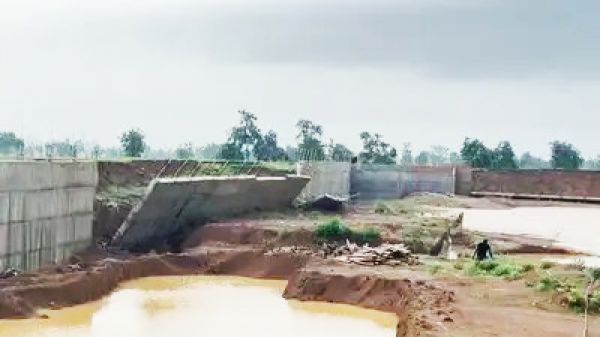 कबीर सागर तालाब की निर्माणाधीन दीवार गिरी, जांच दल गठित