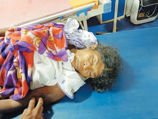 खेत में अधेड़ महिला को करंट