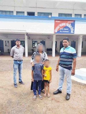 पुलिस ने गुम बच्चों को उसके पिता से मिलाया