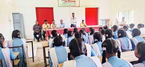 विद्यार्थियों को यातायात सुरक्षा की दी जानकारी