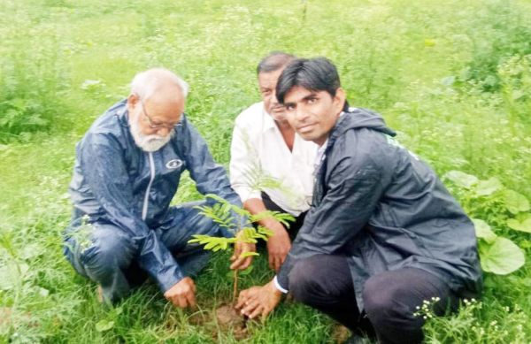 भाजपा अल्पसंख्यक मोर्चा ने किया पौधरोपण