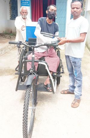 दीपक को मिली मोटराइज्ड ट्राईसिकल