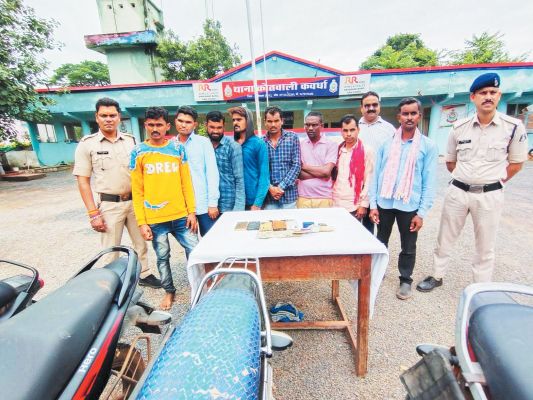 8 जुआरी गिरफ्तार