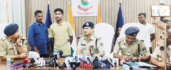 दो इनामी नक्सलियों ने किया आत्मसमर्पण