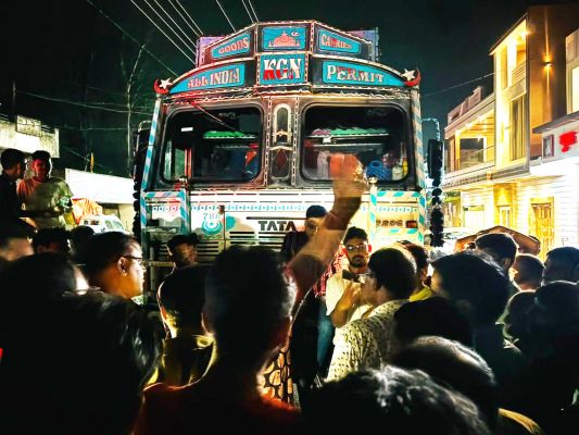 नगर के भीतर बेखौफ घुस रहे ट्रकों से लोग परेशान 