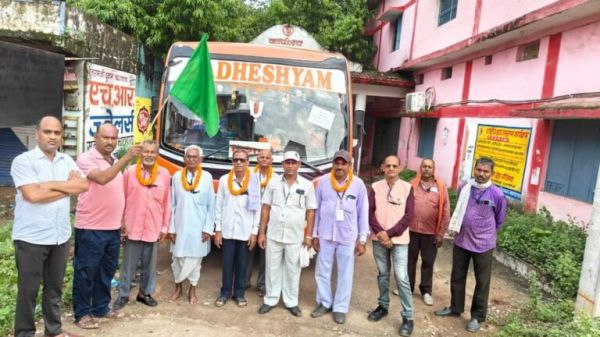 रामलला दर्शनार्थियों को झंडी दिखा किया रवाना