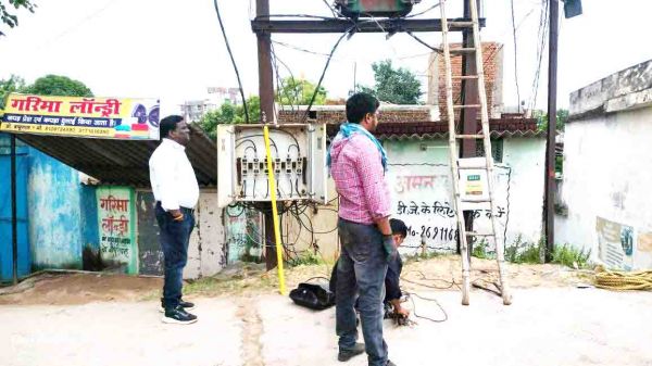 ट्रांसफार्मर खराब, पार्षद  ने नया लगवाया 