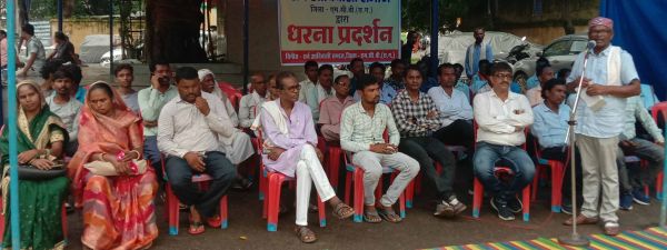 स्वास्थ्य मंत्री के इलाके में लचर स्वास्थ्य व्यवस्था  को लेकर सर्व आदिवासी समाज ने दिया धरना