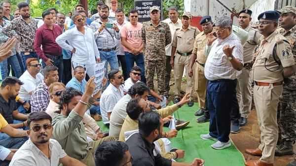 रेत का अवैध परिवहन करने पर 2 लाख जुर्माना, विरोध में हाईवा संघ का प्रदर्शन