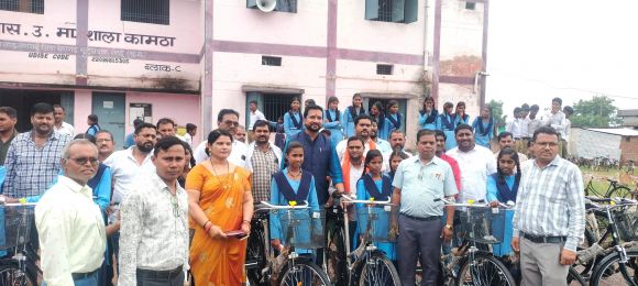 साइकिल पाकर छात्राओं के खिले चेहरे