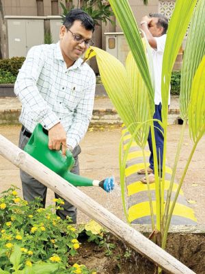 एक पेड़ माँ के नाम : सीएम के सलाहकार ने लगाया पेड़