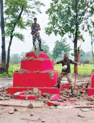 दो नक्सली स्मारक ध्वस्त