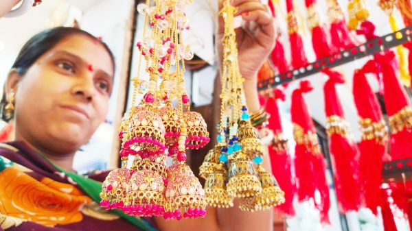भाभी राखी की बाजार में मांग रक्षाबंधन के लिए सजा बाजार