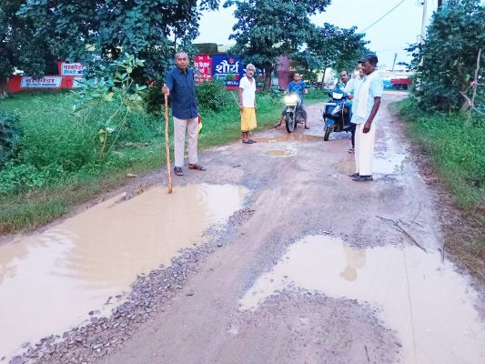 जर्जर सडक़ पर आवागमन में हो रही परेशानी