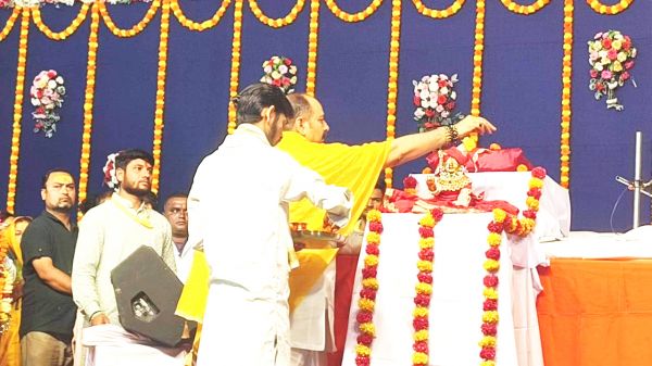  कथावाचक प्रदीप मिश्रा की ऑनलाइन कथा शुरू