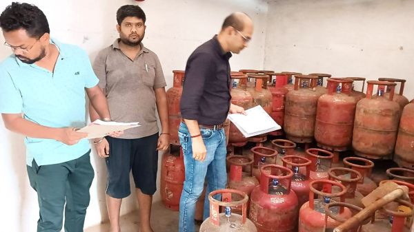 51 अवैध गैस सिलेंडर जब्त