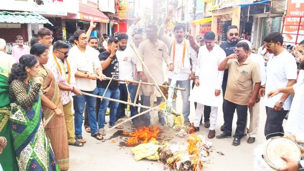 राहुल पर टिप्पणी, पूर्व केंद्रीय मंत्री अनुराग का कांग्रेसियों ने फूंका पुतला