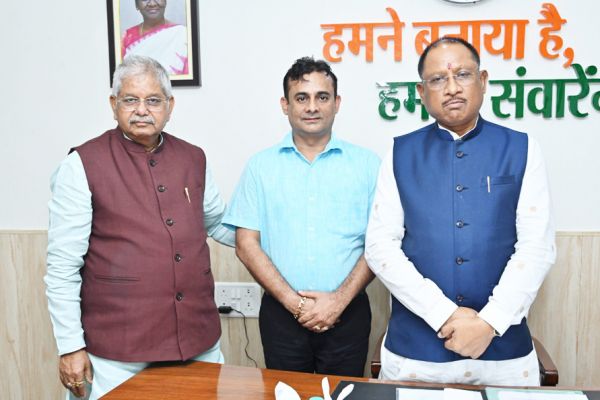 सिहावा मार्ग, रुद्री रोड व रत्नाबांधा सडक़ का विकास कराने भाजपा नेता राजेश ने की सीएम से मुलाकात 