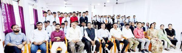 नांदगांव ऑर्थोपेडिक एसोसिएशन ने किया स्कूल में सडक़ सुरक्षा कार्यक्रम 