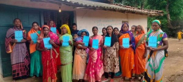 महिलाओं का समूह बना व अंगूठा लगवा निजी बैंक से लाखों का लोन निकलवा फरार