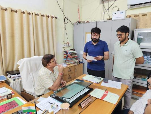 आजाद सेवा संघ ने कुलसचिव को सौंपा ज्ञापन