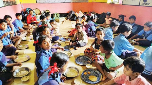 शिक्षक ने जन्मदिन पर दिया बच्चों और ग्रामीणों को न्योता भोज