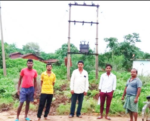 नया ट्रांसफार्मर लगा, गांव में विद्युत आपूर्ति शुरू