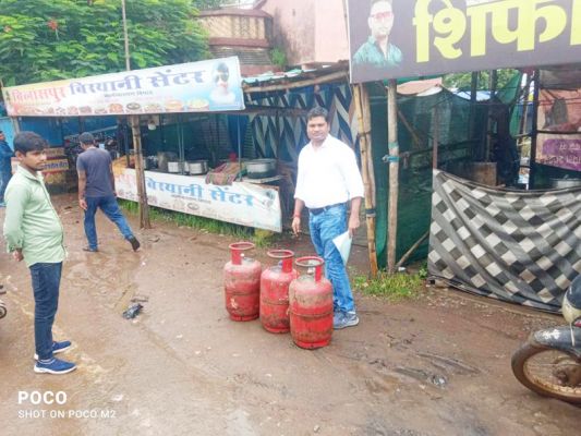 घरेलू गैस का व्यवसायिक  उपयोग, 12 सिलेंडर जब्त