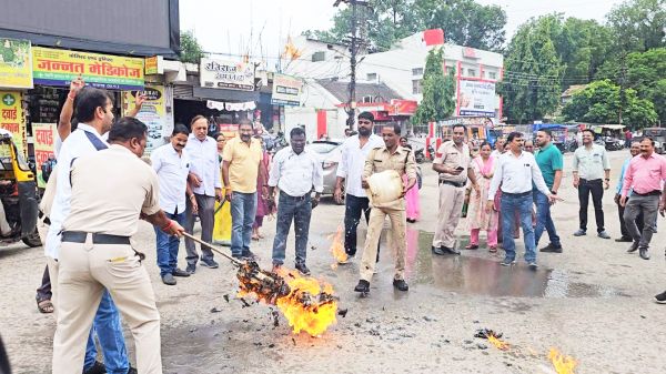 कांग्रेसियों ने सांसद अनुराग ठाकुर का फूंका पुतला