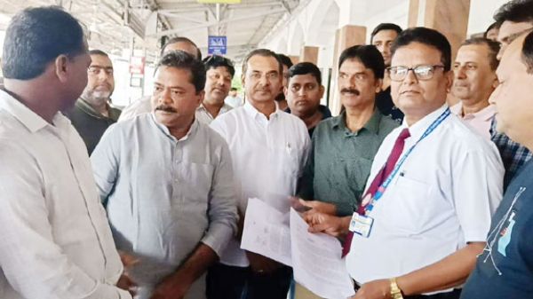 रेलवे की सवारी सेवाओं को जानबूझकर बीमार किया जा रहा है-कांग्रेस