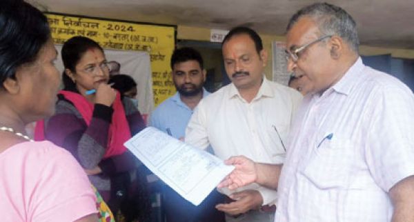 जन समस्या निवारण शिविर का जायजा लेने अधीक्षण अभियंता पहुंचे बचेली
