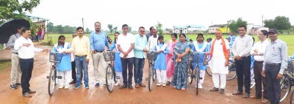 साइकिल पाकर छात्राओं के चेहरे खिले