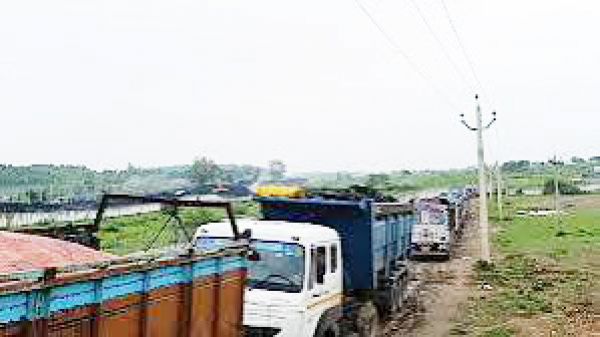 अवैध पार्किंग से सफर जानलेवा 