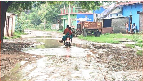सडक़ों में गड्ढे, गलियों में कीचड़, चलने पर मजबूर स्कूली बच्चे व ग्रामीण 