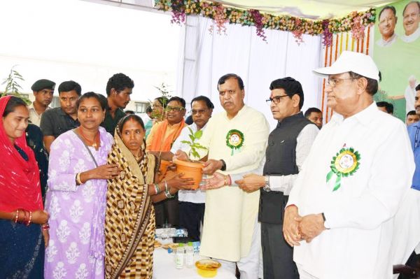 राजस्व मंत्री ने नि:शुल्क पौधा वितरण का किया शुभारंभ