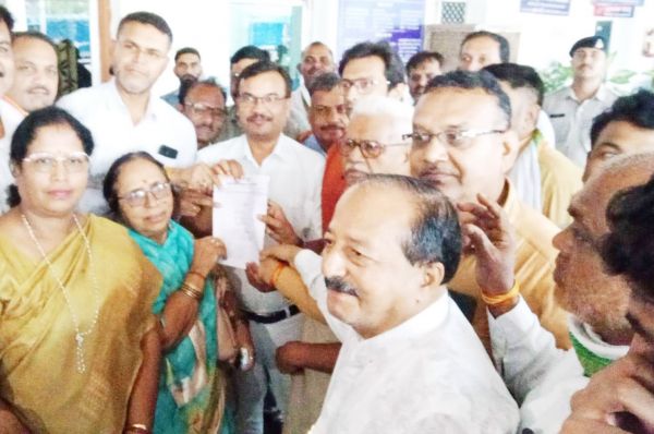 कांग्रेसियों ने की 72 ट्रेनों का परिचालन सुचारू रूप से चलाने की मांग