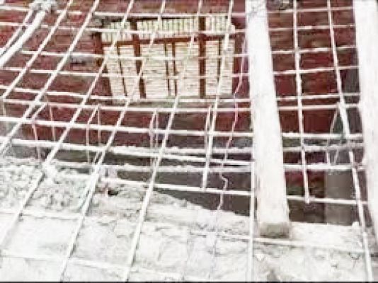 ठेकेदार ने बरसते पानी में कर दी छत ढलाई