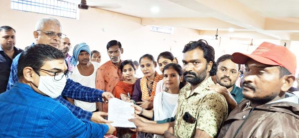 नवापारा के जनसमस्या निवारण शिविर में निरीक्षण  के लिए पहुंचे अफसर, अब तक 588 आवेदन