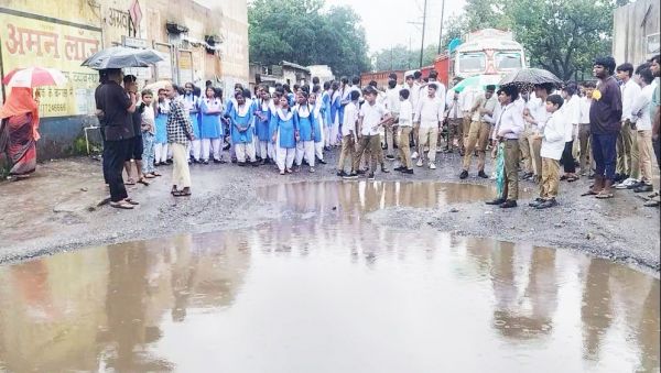 बदहाल सडक़, छात्र-छात्राओं का चक्काजाम