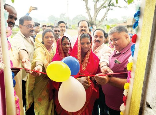 हरेली पर विधायक ने पीएम आवास के लाभार्थियों को कराया गृह प्रवेश