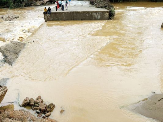 तेज बारिश से बहा पुल, आवागमन बाधित