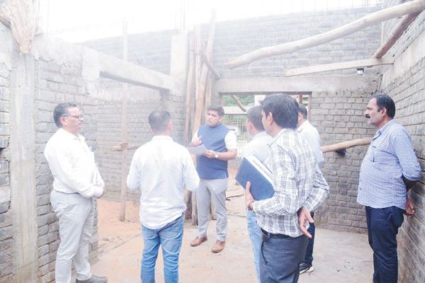 कलेक्टर ने किया अंदरुनी क्षेत्रों के विकास कार्यों का निरीक्षण