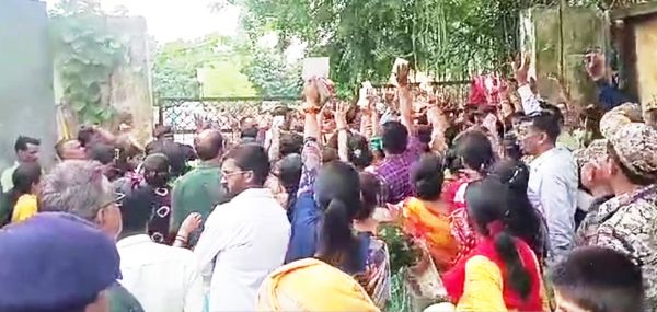 पासधारियों को नहीं मिला शिवपुराण कथा सुनने का मौका